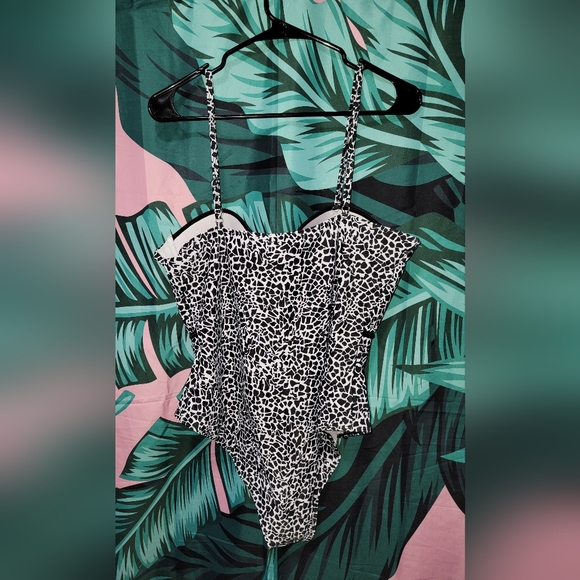 Plus Leopard Underwire One Piece Swimsuit - Picture 2 of 6